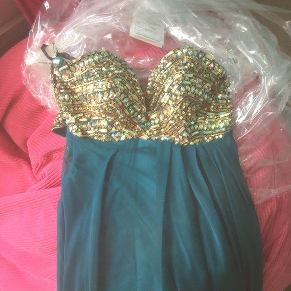 Prom dress! - Picture 2 of 4